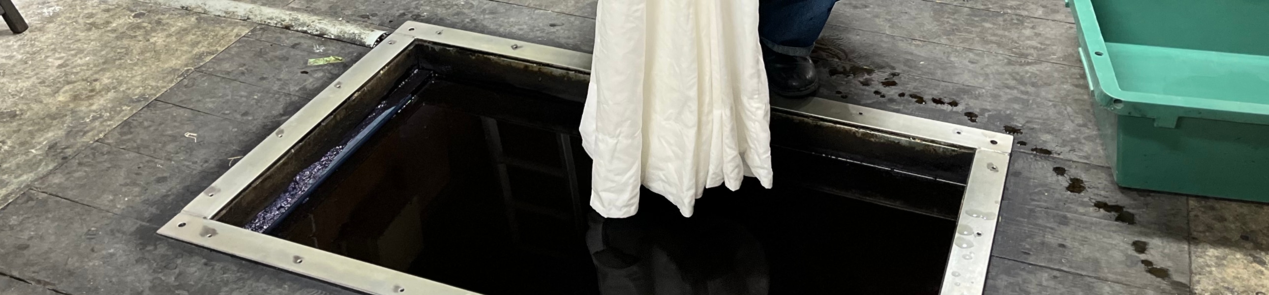 藍染の作業をしている画像